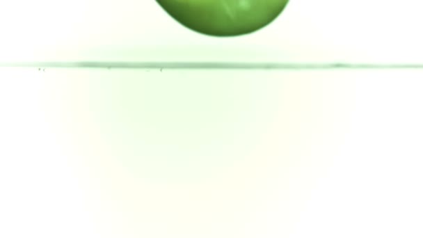 超スローモーションで水に落ちるリンゴ — ストック動画