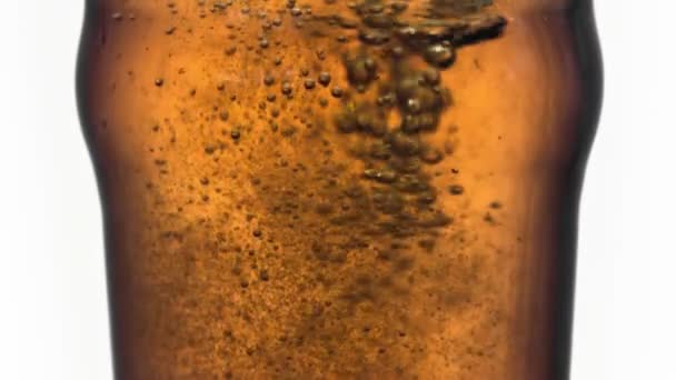 Bier gieten in een glas in super slow motion — Stockvideo