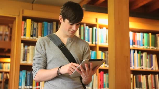 Estudiante masculino trabajando con una tableta — Vídeos de Stock