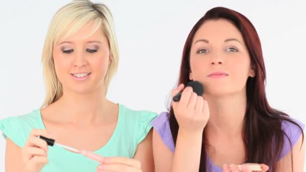 Lindas mujeres aplicando maquillaje — Vídeo de stock