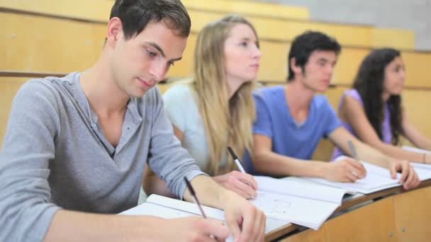 Estudantes sérios ouvindo um palestrante — Vídeo de Stock