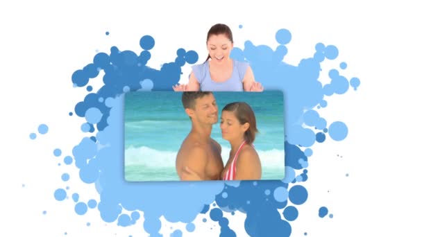 Mulher mostrando um casal abraçando na praia — Vídeo de Stock
