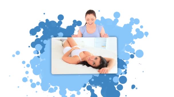 女性は彼女のベッドに横たわっている女性を示す — ストック動画