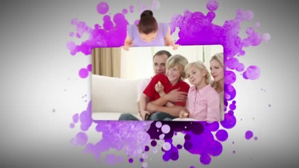 Mujer mostrando una familia en casa — Vídeos de Stock