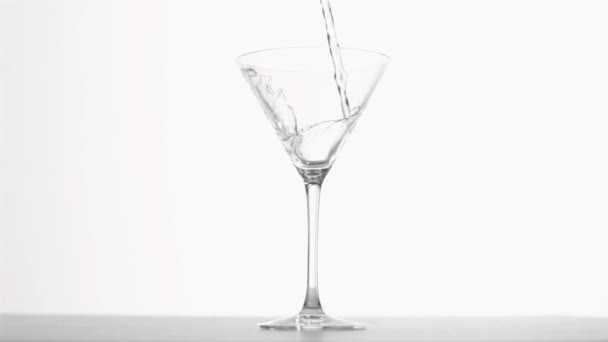 Martini zalewaniem w super slow motion — Wideo stockowe