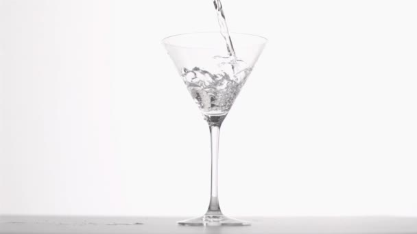 Gin versato in super slow motion in un bicchiere — Video Stock