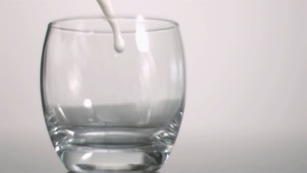 Melk gegoten in super slow motion — Stockvideo