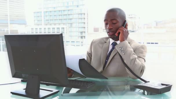 Беспокойный бизнесмен по телефону — стоковое видео