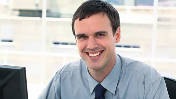 Retrato de un hombre de negocios sonriendo — Vídeos de Stock