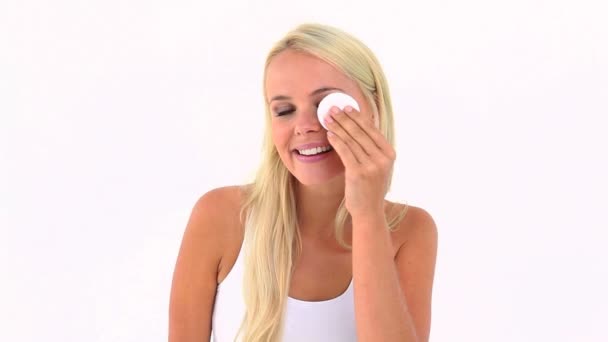 Mujer usando una almohadilla de algodón en el ojo — Vídeos de Stock