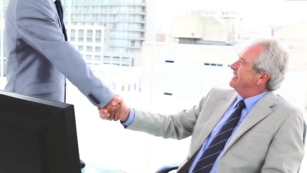 Boss shaking a businessman hand — Stock Video