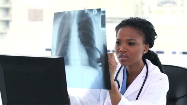 Docteur regardant à une radiographie pulmonaire — Video