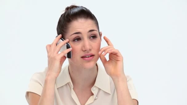 Donna preoccupata che telefona con un telefono cellulare — Video Stock