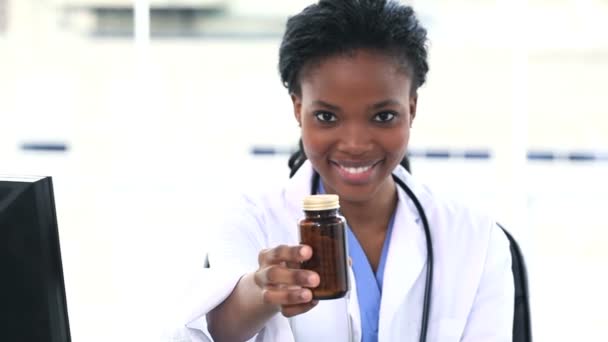 Vrouwelijke arts tonen een fles geneeskunde — Stockvideo