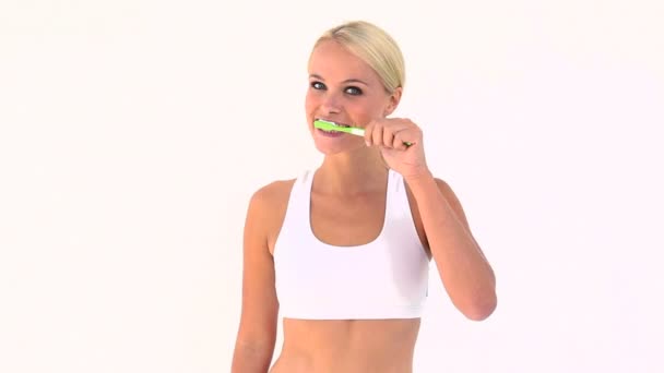 Blonde brushing her teeth — Stock Video