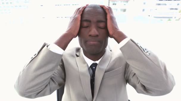 Чорний бізнесмен тримає голову в руках — стокове відео