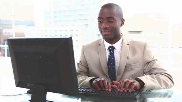 Черный бизнесмен печатает на клавиатуре — стоковое видео