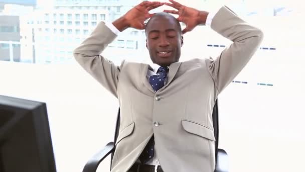Черный бизнесмен отдыхает на стуле — стоковое видео