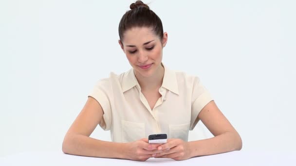 Jovem mulher mensagens de texto em uma mesa — Vídeo de Stock