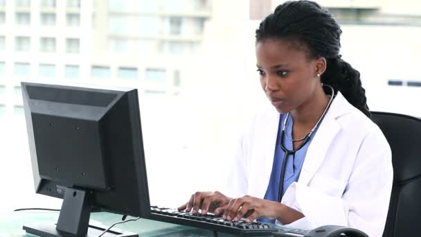 Female doctor using a computer — Stock Video