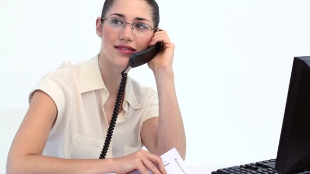 Mujer con gafas en el teléfono — Vídeos de Stock