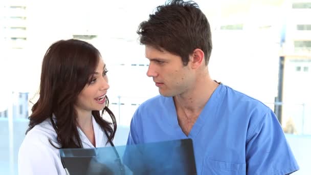 Doktor Röntgen hakkında tartışıyor — Stok video