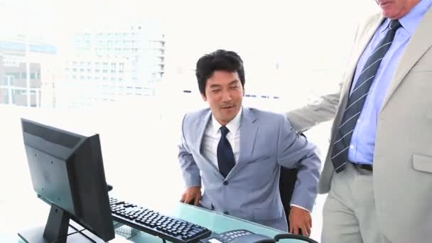 Biznesmen, pozwalając jego miejsce swojego szefa — Wideo stockowe