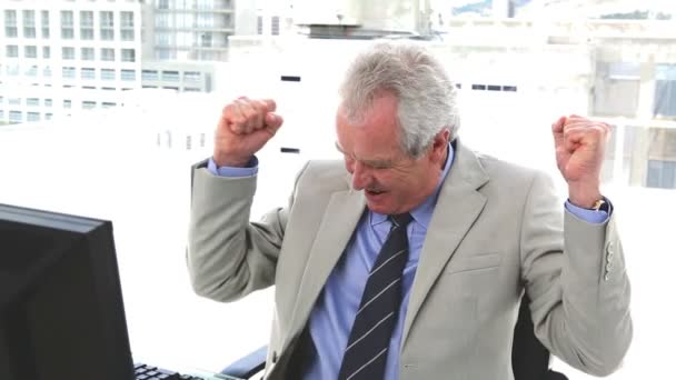Chef sehr glücklich mit erhobenen Armen — Stockvideo