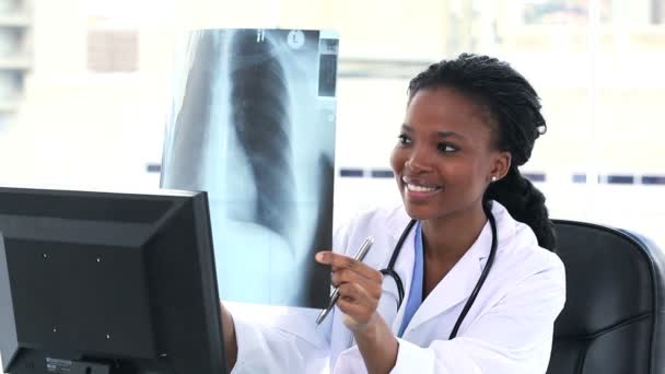 Médecin féminin examinant une radiographie pulmonaire — Video