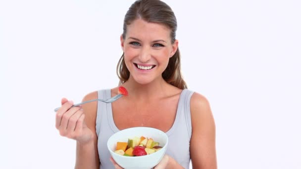 Mujer sosteniendo un tazón de frutas — Vídeos de Stock