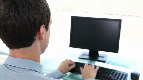 Businessman typing at computer — Stock Video