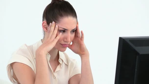 Young worker with hands on forehead — Stock Video