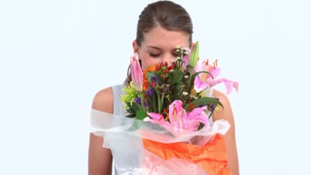 Ευτυχισμένη γυναίκα που μυρίζουν όμορφα λουλούδια — Αρχείο Βίντεο