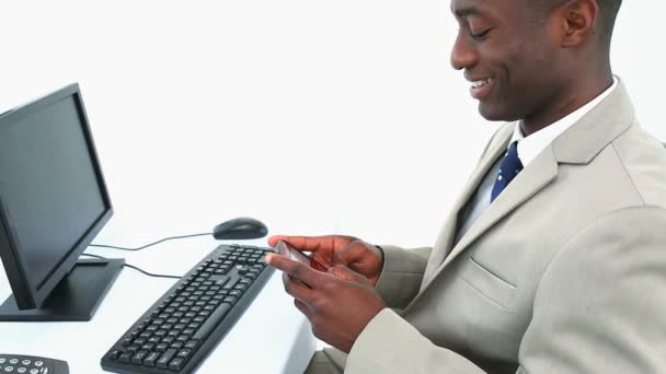 Geschäftsmann schreibt SMS an seinem Schreibtisch — Stockvideo