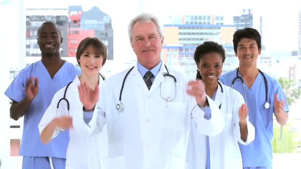 L'équipe médicale applaudit leurs mains — Video