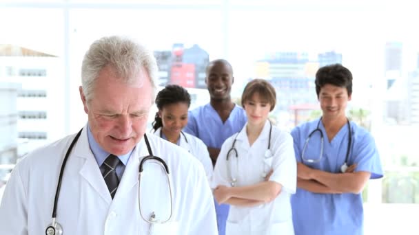 Equipe médica feliz em pé — Vídeo de Stock