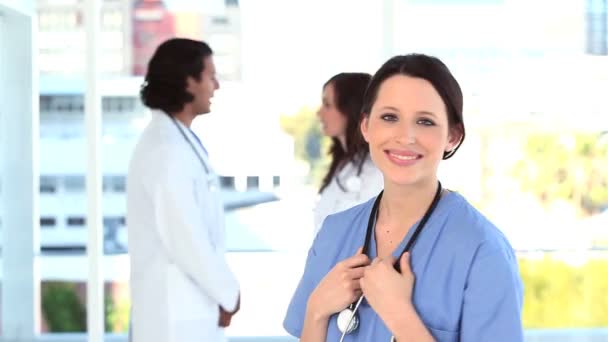 Medici che parlano dietro un'infermiera — Video Stock