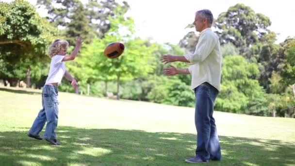 Chico jugando con su abuelo — Vídeos de Stock