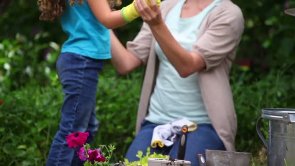 Mutter und Tochter tragen Gartenhandschuhe — Stockvideo