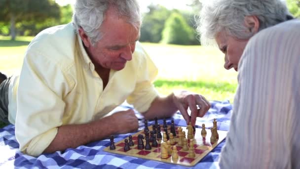 Pensionerad spela schack på marken — Stockvideo