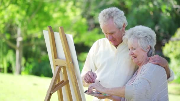 Pensionerat par målning tillsammans — Stockvideo