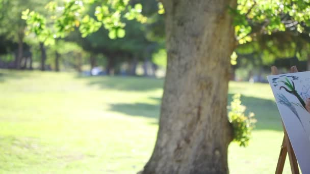 Pareja jubilada pintando un árbol sobre lienzo — Vídeos de Stock