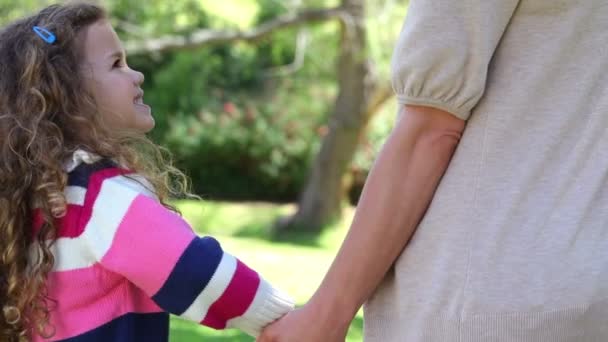Anneler elini tutarak kızı — Stok video