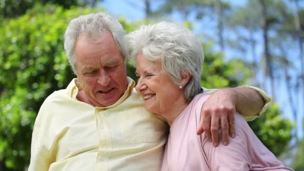 Retired couple embracing each other — Stock Video