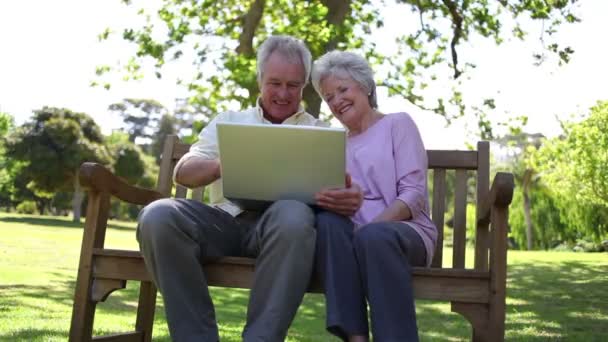 Rentner mit Laptop — Stockvideo
