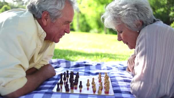 Δύο συνταξιούχος παίζοντας σκάκι — Αρχείο Βίντεο