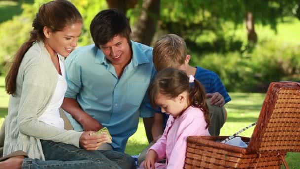 Souriante fille donnant un sandwich à son père — Video