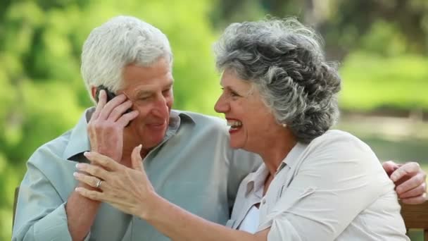 Ouder paar samen met behulp van een mobiele telefoon — Stockvideo