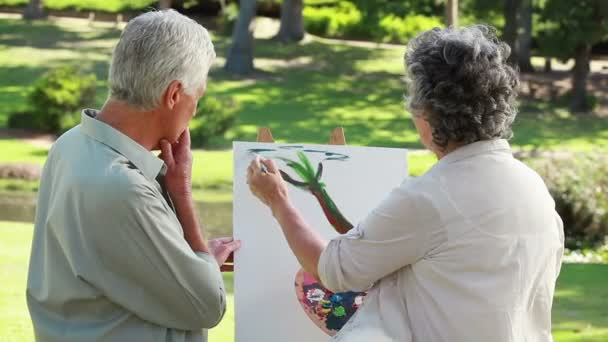 Äldre par stående framför en duk — Stockvideo