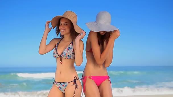 Glada kvinnor att ha kul på stranden — Stockvideo